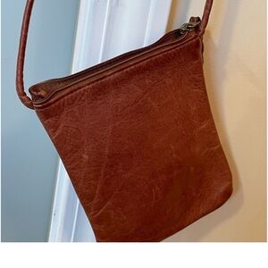 Beautiful Vintage Brown Leather cross body bag.​